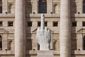 maurizio_cattelan_l-o-v-e_w800_021221