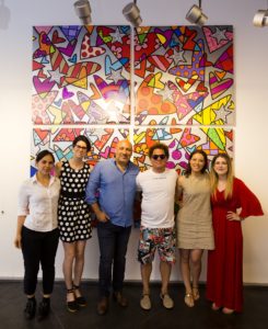 Romero Britto con lo staff della Galleria Deodato Arte 