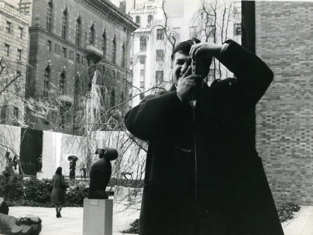 Emilio Scanavino ritratto mentre fotografa